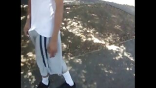 Zadivljujuća brineta Mikela Kennedy karanje video s užitkom skače na ukočeni kurac